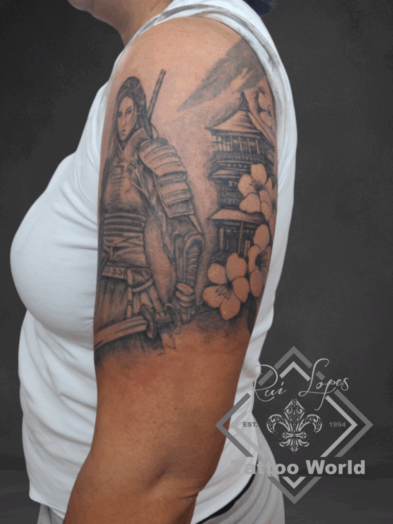 Samurai Tattoo am Oberarm