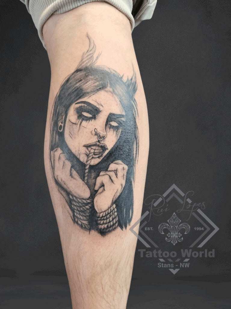 Realistisches Frauenportrait als Tattoo am Unterarm