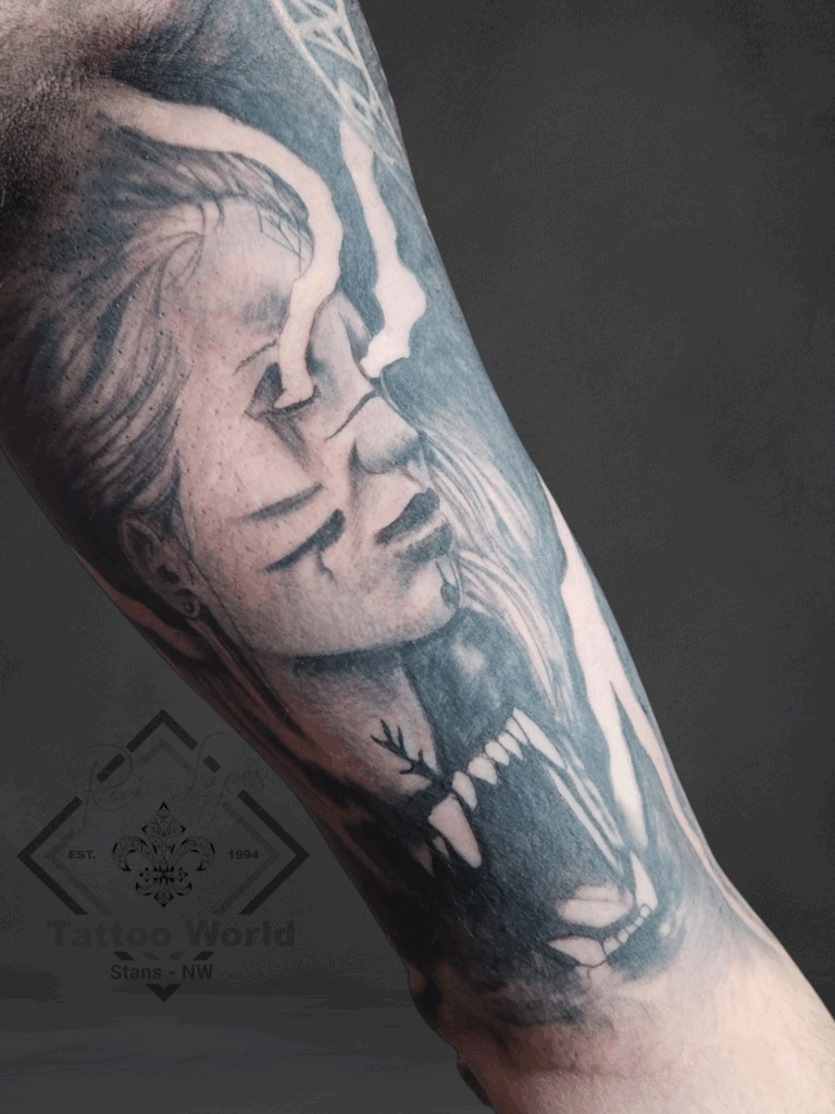 Black and Grey Frauenmotiv am Arm