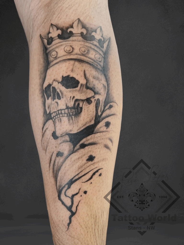 Totenkopf mit Krone als Black and Grey Tattoo